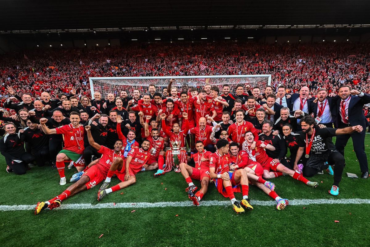 Torcedores do Liverpool celebravam o título na Premier League em cortejo pela cidade - @LFC/X/ND