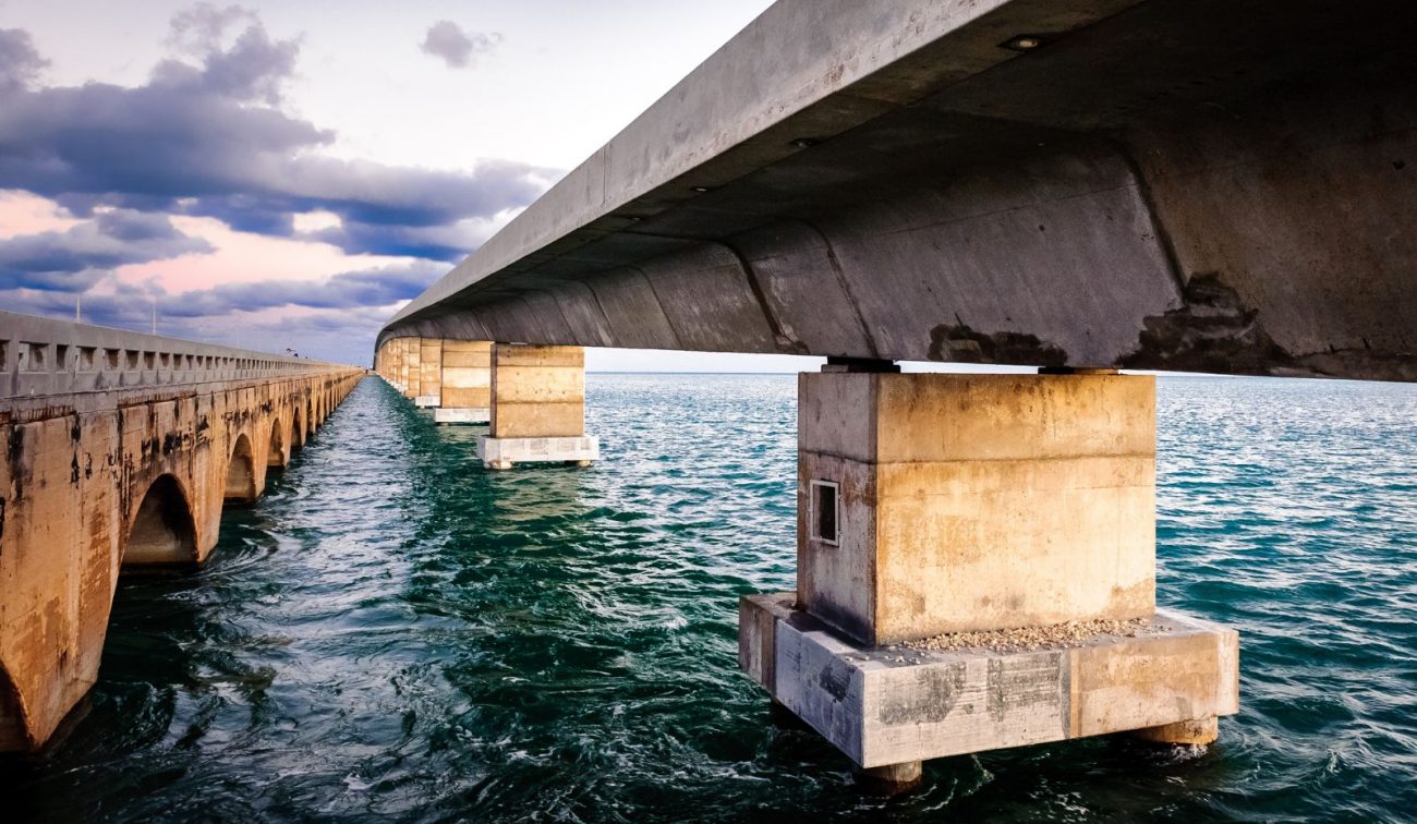 ponte da rodovia flutuante detalhe do concreto da rodovia flutuante da Flórida