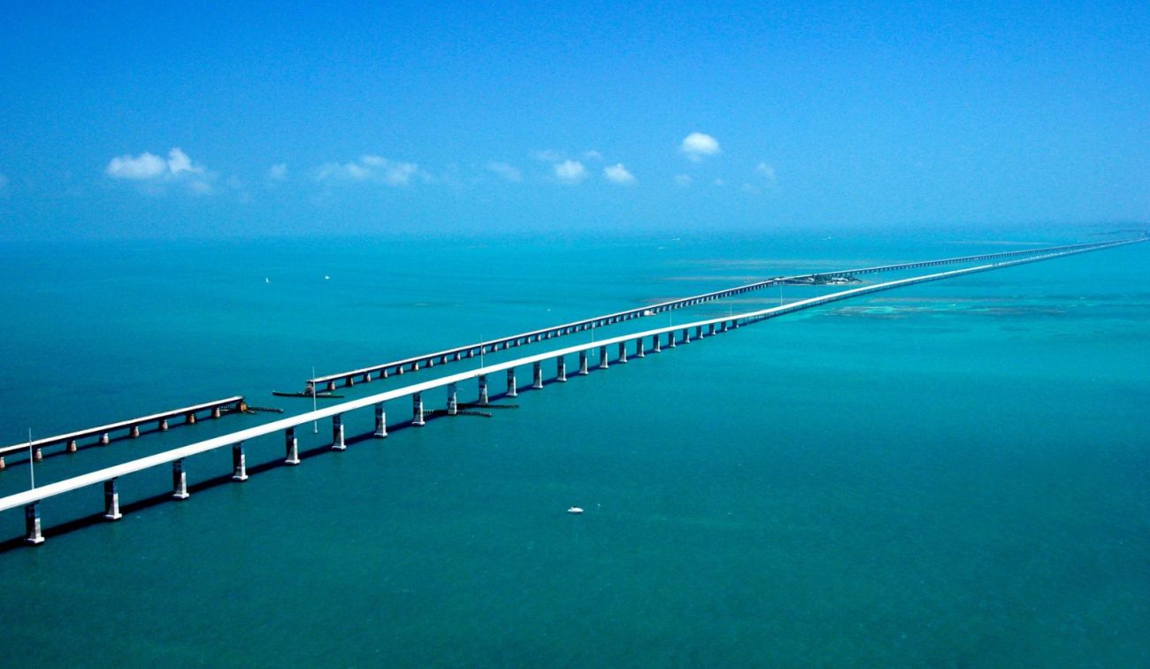 Parte da estrutura já montada das pontes da rodovia flutuante da Flórida - Wikimedia/Reprodução/ND
