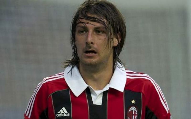 Zagueiro atuou pelo clube rival, o Milan