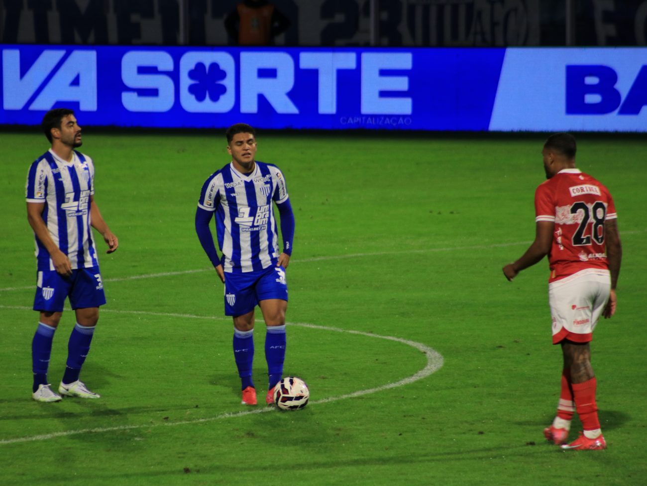 João Vitor autor do gol do Avaí na vitória da persistência