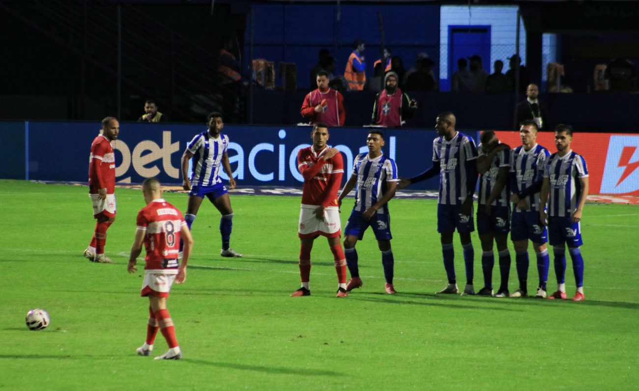 Cobran&ccedil;a de falta na entrada da para o CRB – Foto: Rodrigo Polidoro/ND