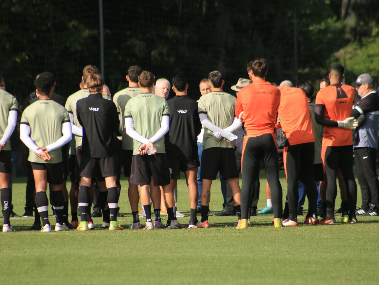 Dirigentes do Figueirense e jogadores conversaram antes do treino