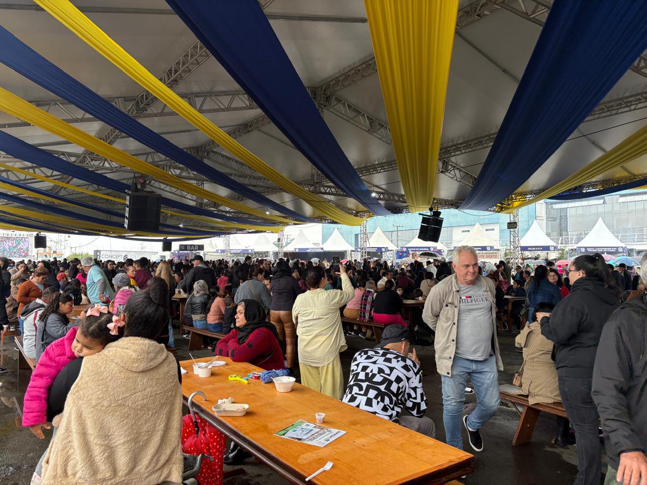 Itajaí mobiliza 24 mil pessoas na Festa do Peixe; bolinho é eleito o favorito 1 Festa do Peixe em Itajaí