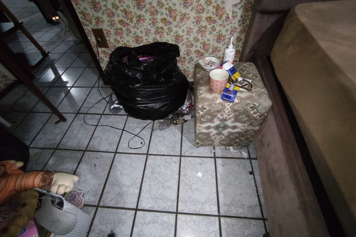 No local foi identificada estrutura precária e insalubre, uma vítima confidenciou que não tinha autorização para transitar no piso inferior do sobrado - Divulgação/Polícia Civil/ND