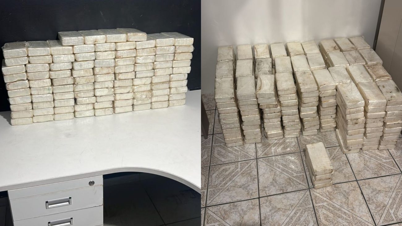 Foto mostra vários tabletes com 400 kg de cocaína que foram apreendidos