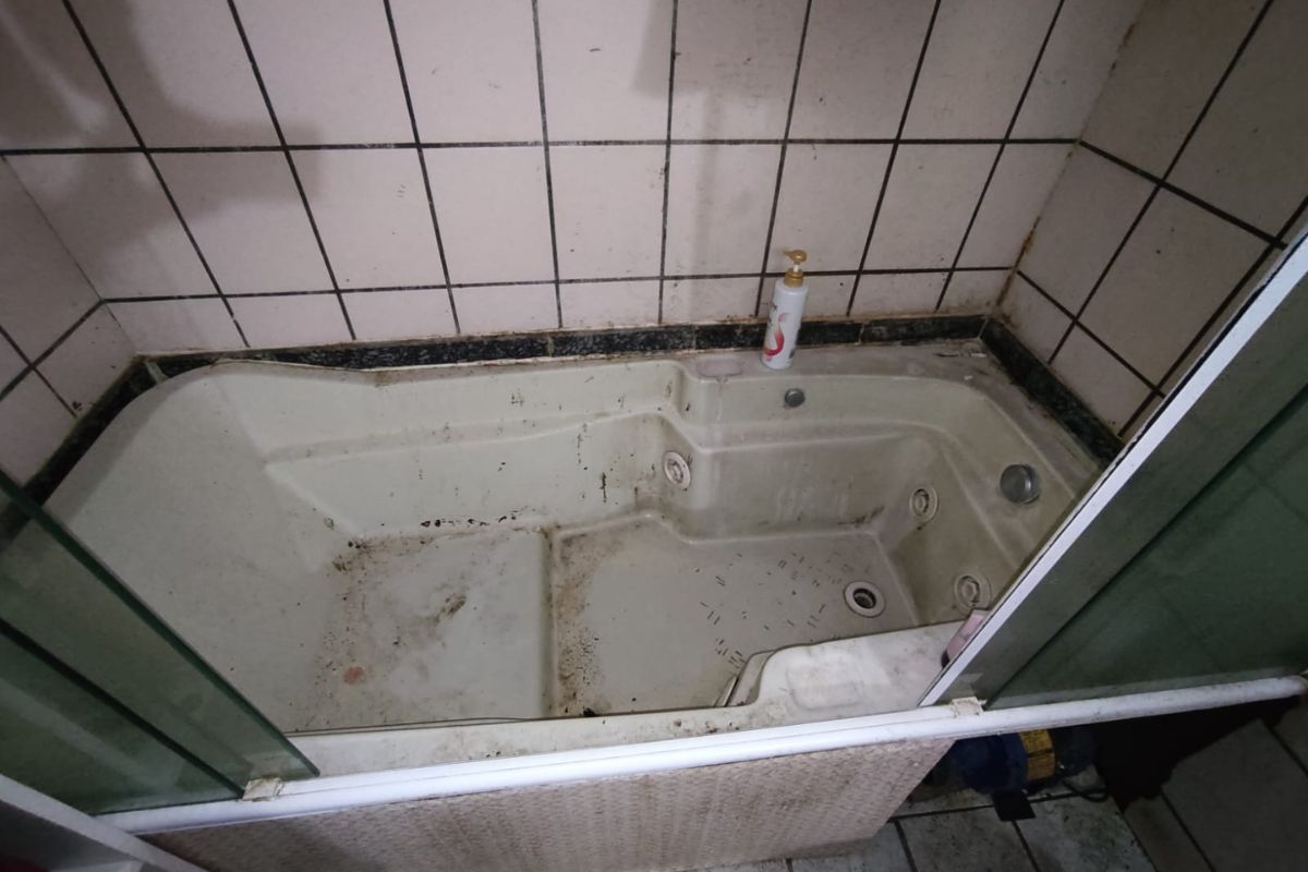 No local foi identificada estrutura precária e insalubre, uma vítima confidenciou que não tinha autorização para transitar no piso inferior do sobrado - Divulgação/Polícia Civil/ND