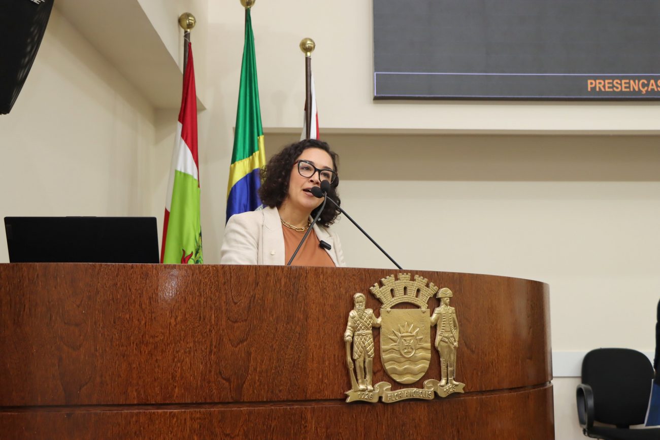 Vereadora Manu Vieira (PL) &eacute; a autora da den&uacute;ncia; documentos foram protocolados no MPSC e no TCE – Foto: CMF/Divulga&ccedil;&atilde;o/ND