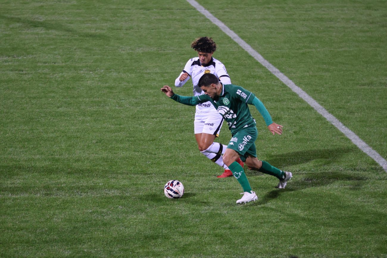 Chapecoense e Amazonas duelaram na noite fria de Chapec&oacute; – Foto: Rafael Bressan/ Assessoria Chapecoense