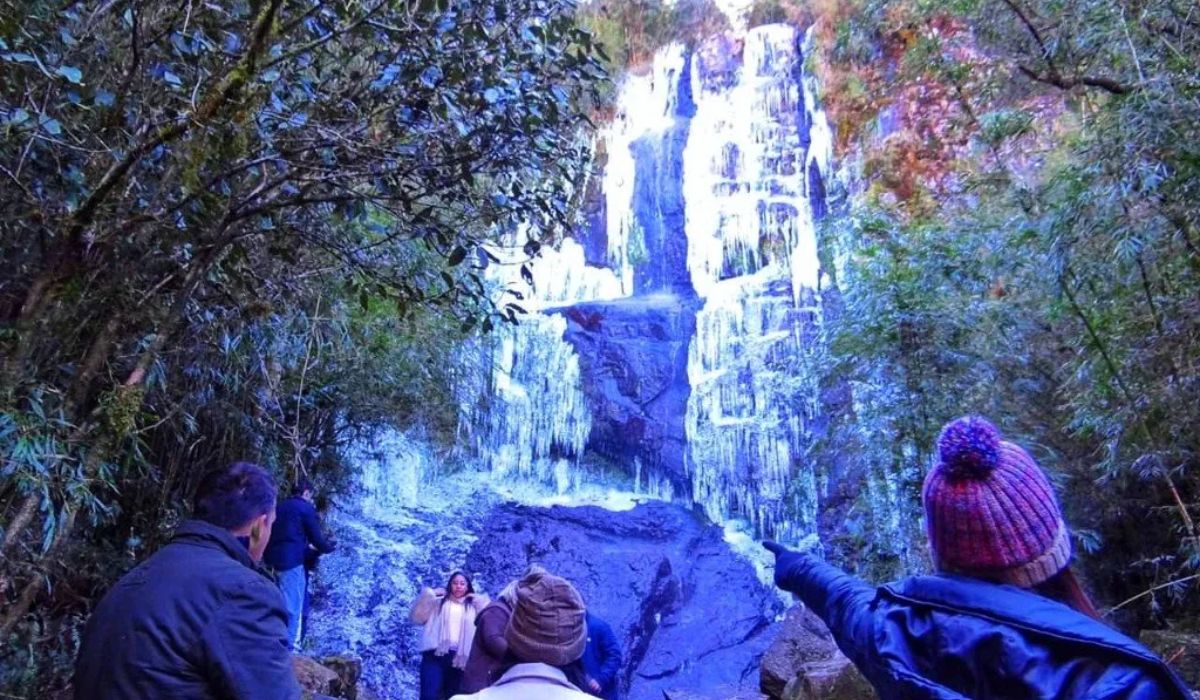 Famosa 'cachoeira que congela' atrai turistas de todo o Brasil