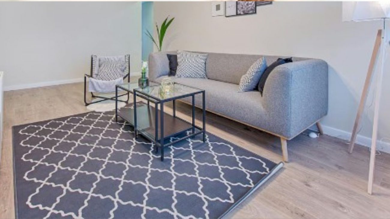 na foto aparece uma casa limpa e arrumada em 15 minutos