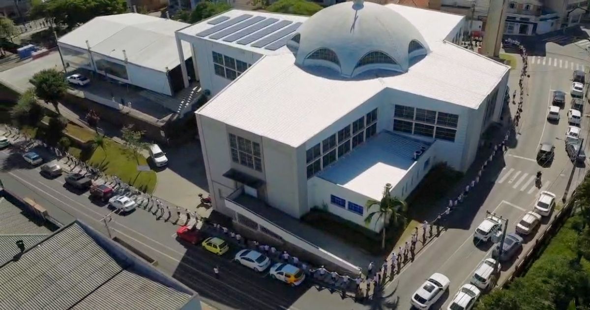 Abraço simbólico fez parte da campanha de arrecadação de recursos para a reforma da Catedral de Tubarão