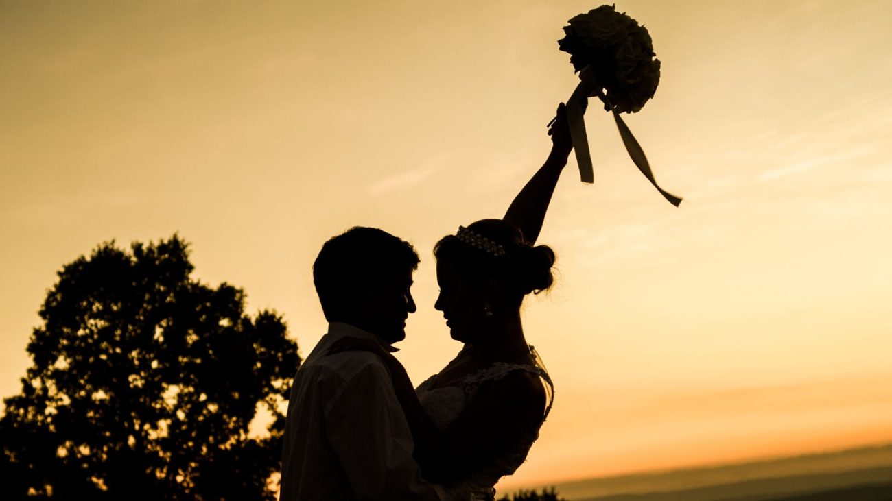 Noivo e noiva comemorando seu casamento
