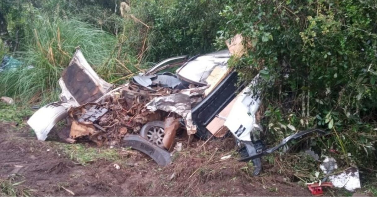 Tragédia na BR‑470: colisão frontal entre carro e caminhão mata três homens 1 Carro em que as vítimas estavam
