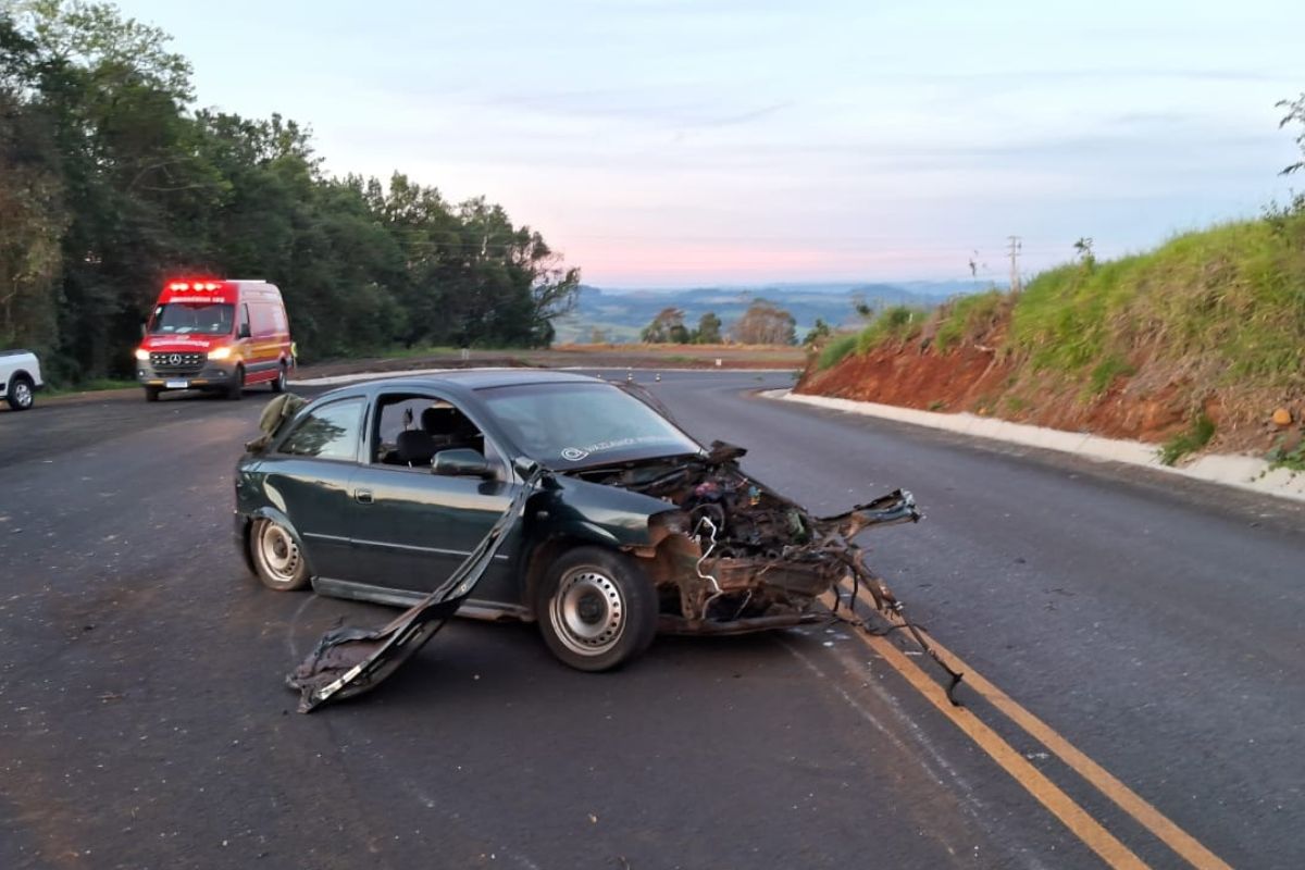 Carro ficou destruído e acidente matou duas pessoas