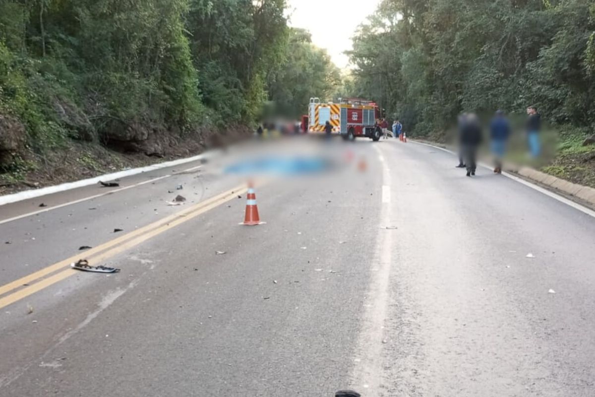 Um homem morreu após uma colisão entre carro e moto na BR-282