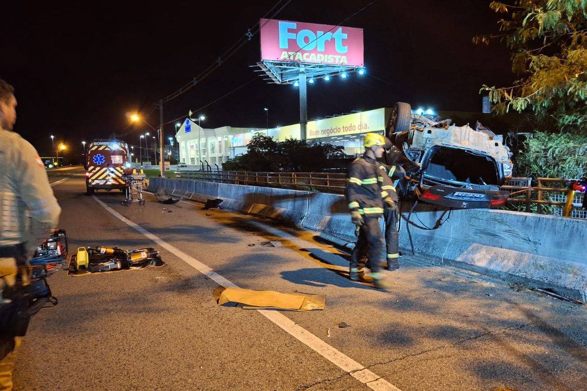 Carro pendurado em ponte capotou na SC-401, bairro Vargem Grande - Divulgação/CBMSC/ND