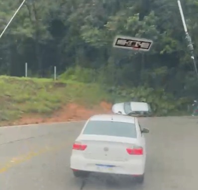 Um carro tamb&eacute;m saiu da pista na serra nesta manh&atilde; – Foto: Divulga&ccedil;&atilde;o/PMRv/ND