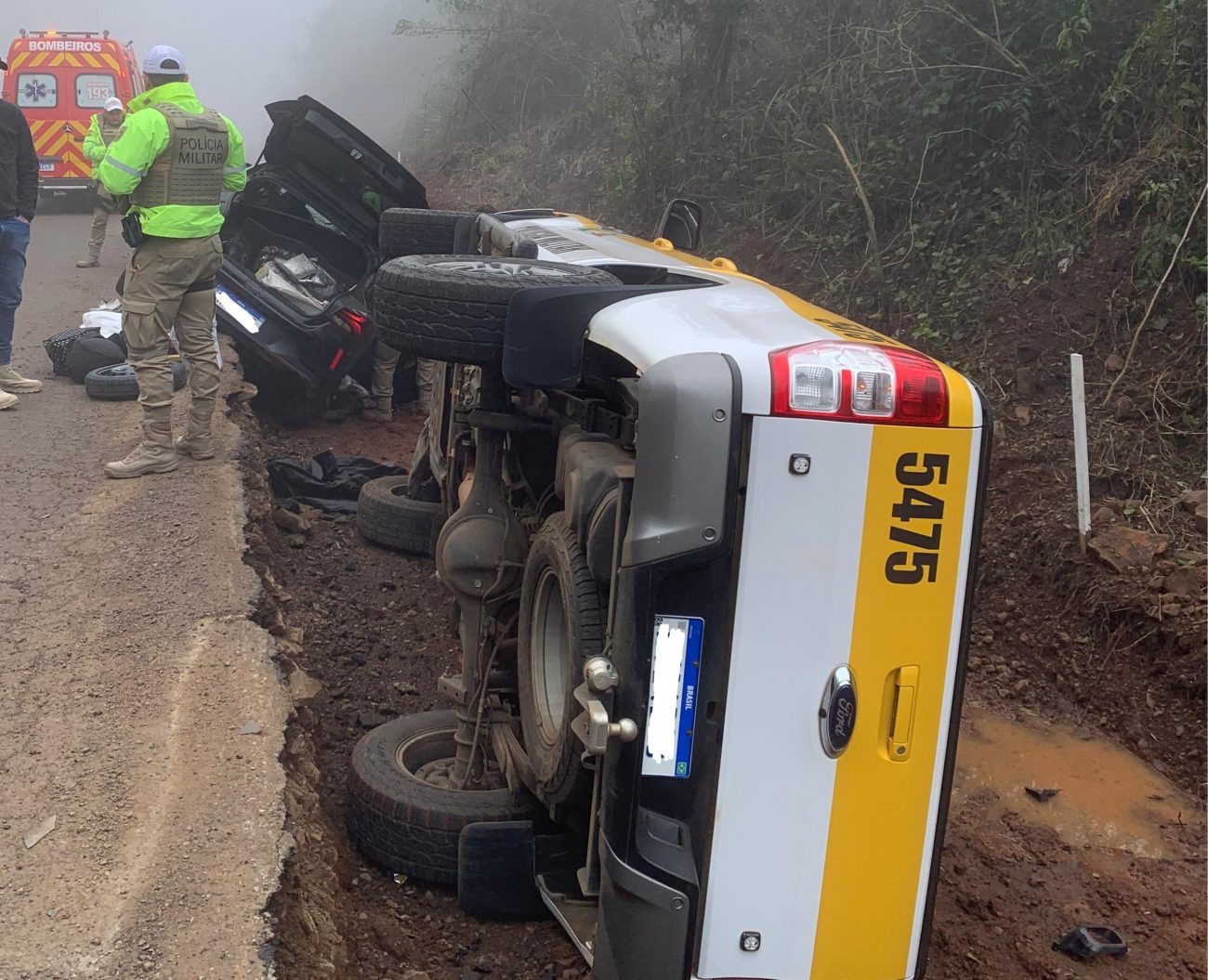Viatura capota em SC após acidente e suspeito foge