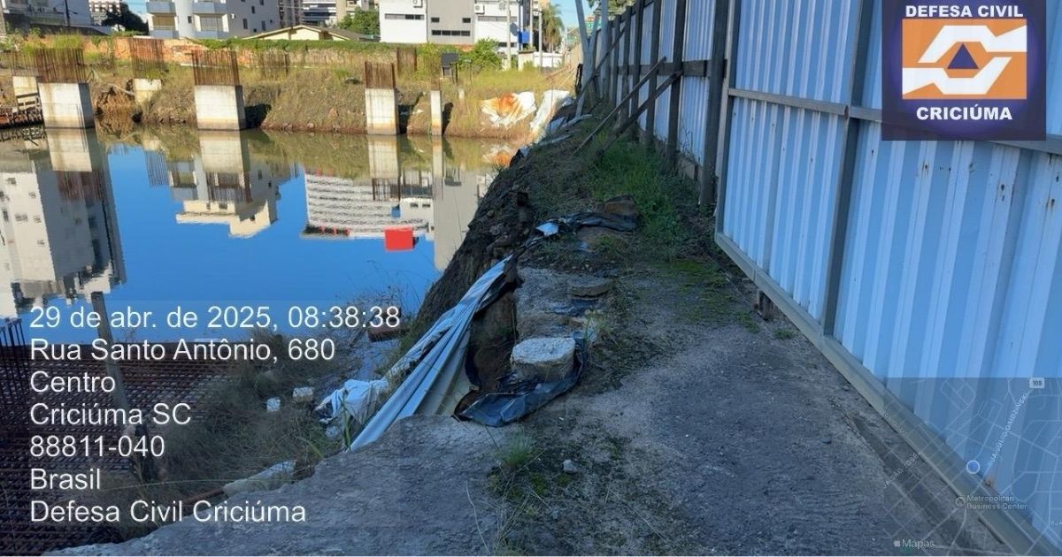 Acúmulo de água em obra parada preocupava a Defesa Civil - Divulgação/Gregori Flauzino/ND
