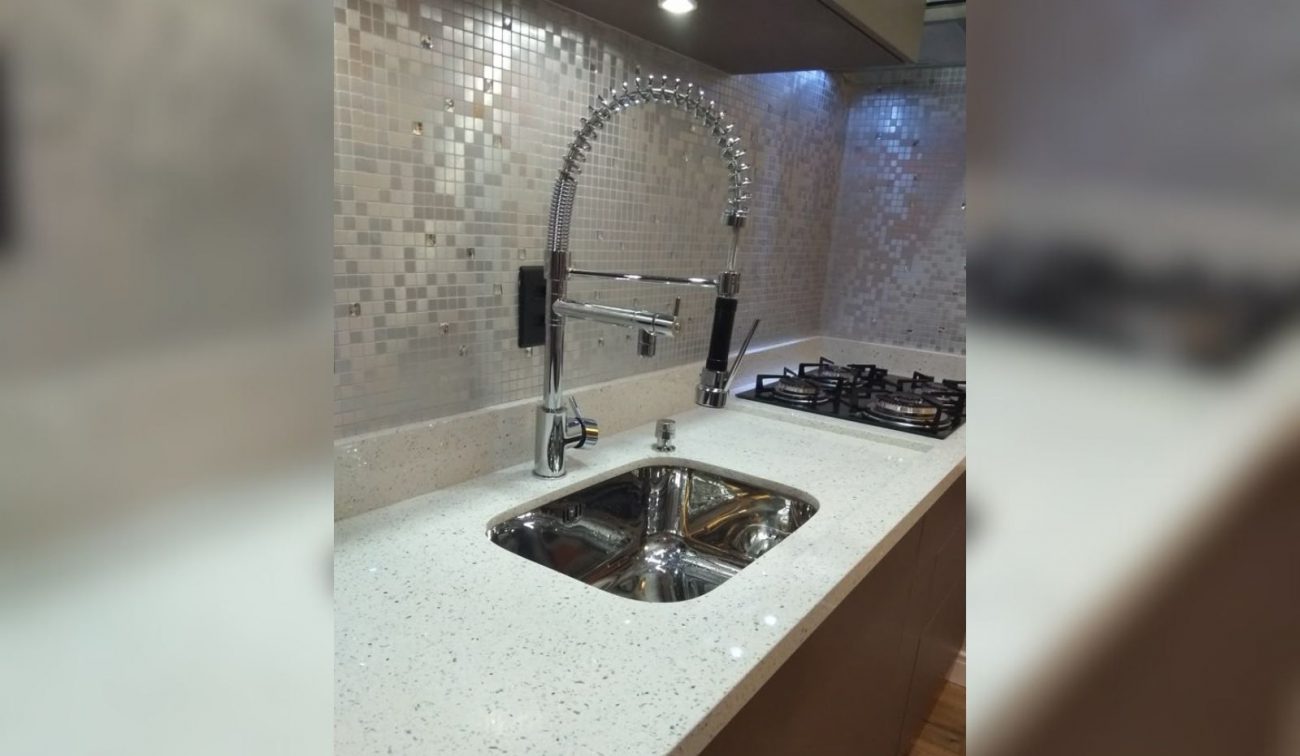 O quartzo transforma qualquer bancada em um verdadeiro destaque da cozinha - Pinterest/ND