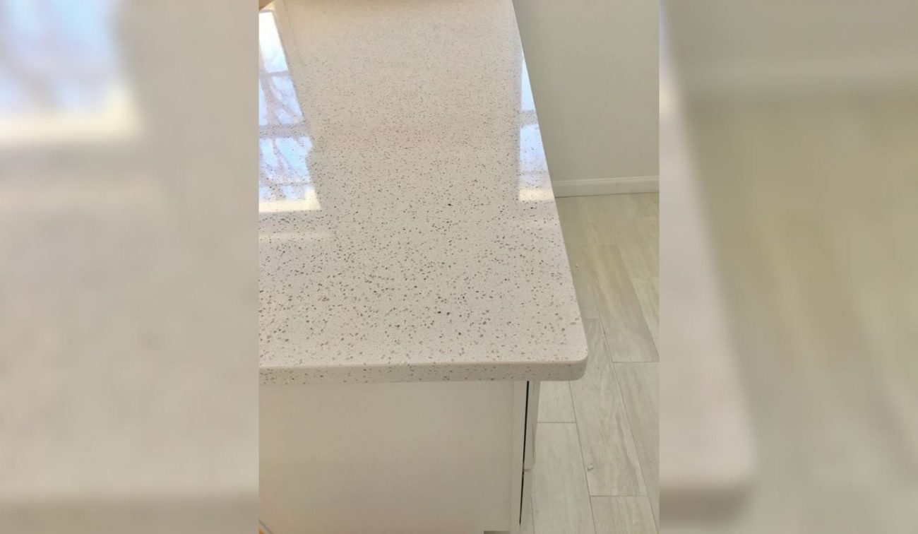 bancada feita de quartzo, material mais barato do que mármore