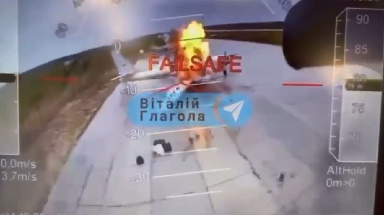 Imagem contem uma aeronave russa estacionada para mostrar o momento em que a Ucrânia infiltrou drones na Rússia para o ataque.