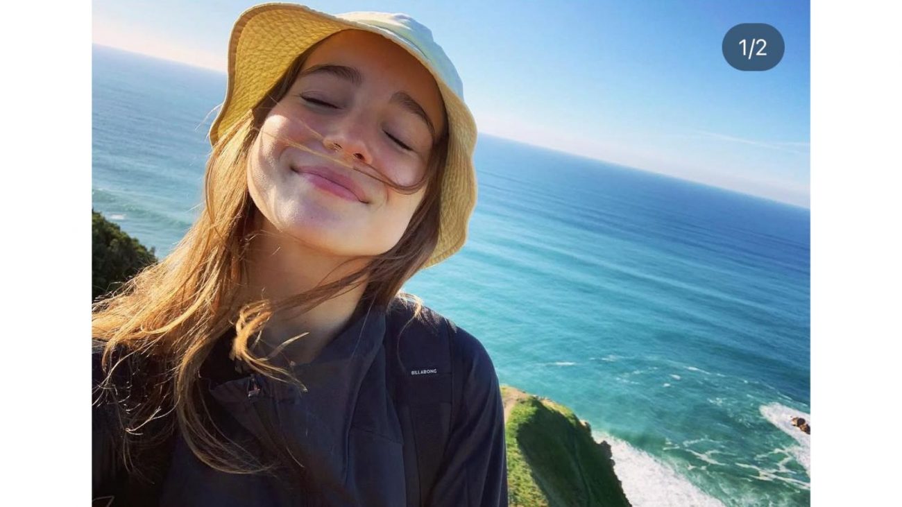 Alba adora seus momentos na natureza, especialmente em praias.  - Redes sociais/Reprodução/ND