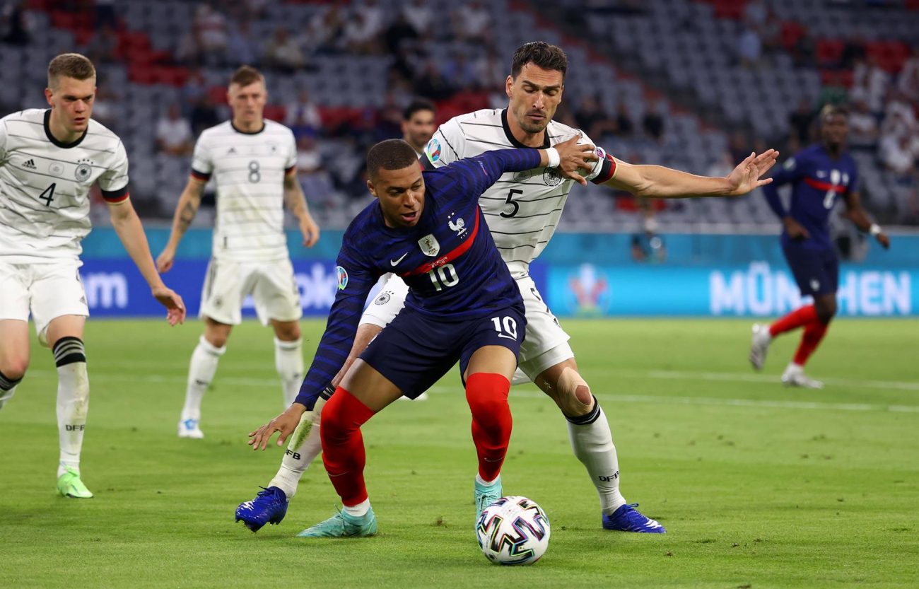 Mbappé sendo marcado por volante alemão em partida entre Alemanha e França
