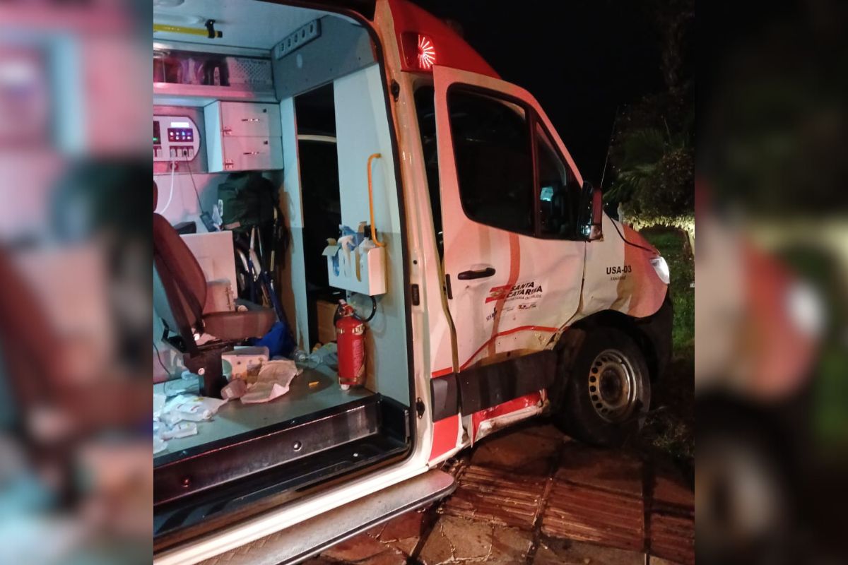 Um carro bateu contra a ambulância e fugiu em Xanxerê