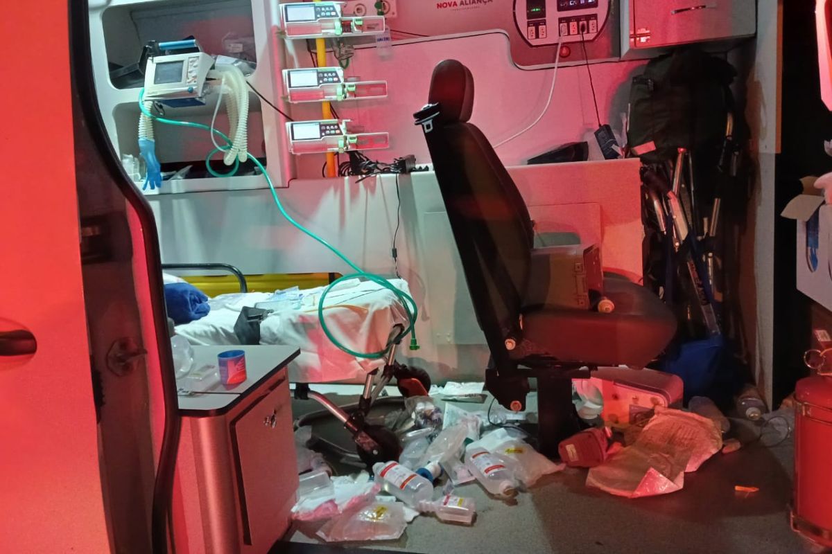 Um carro bateu contra a ambulância e fugiu em Xanxerê