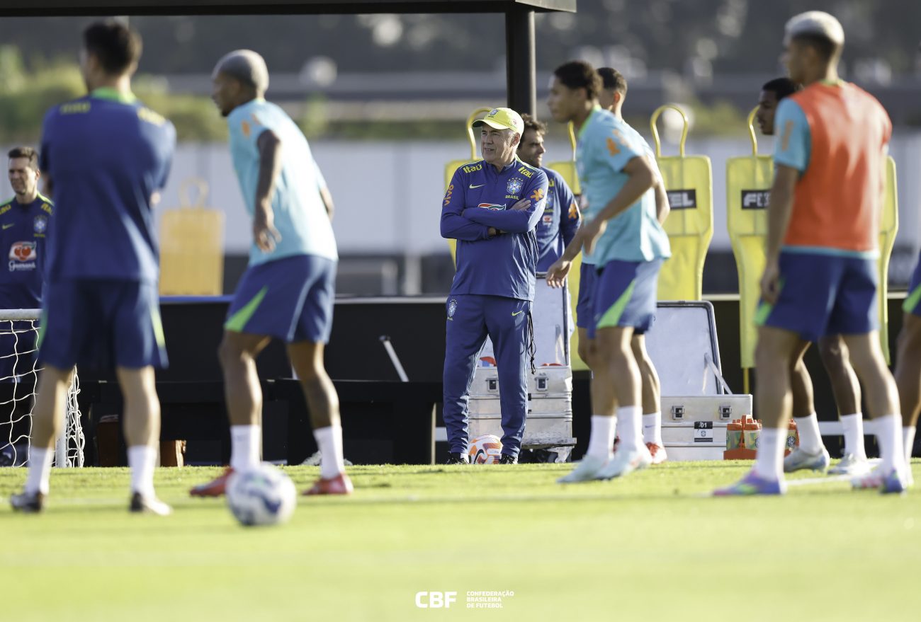 Ancelotti observa treino da Seleção Brasileira