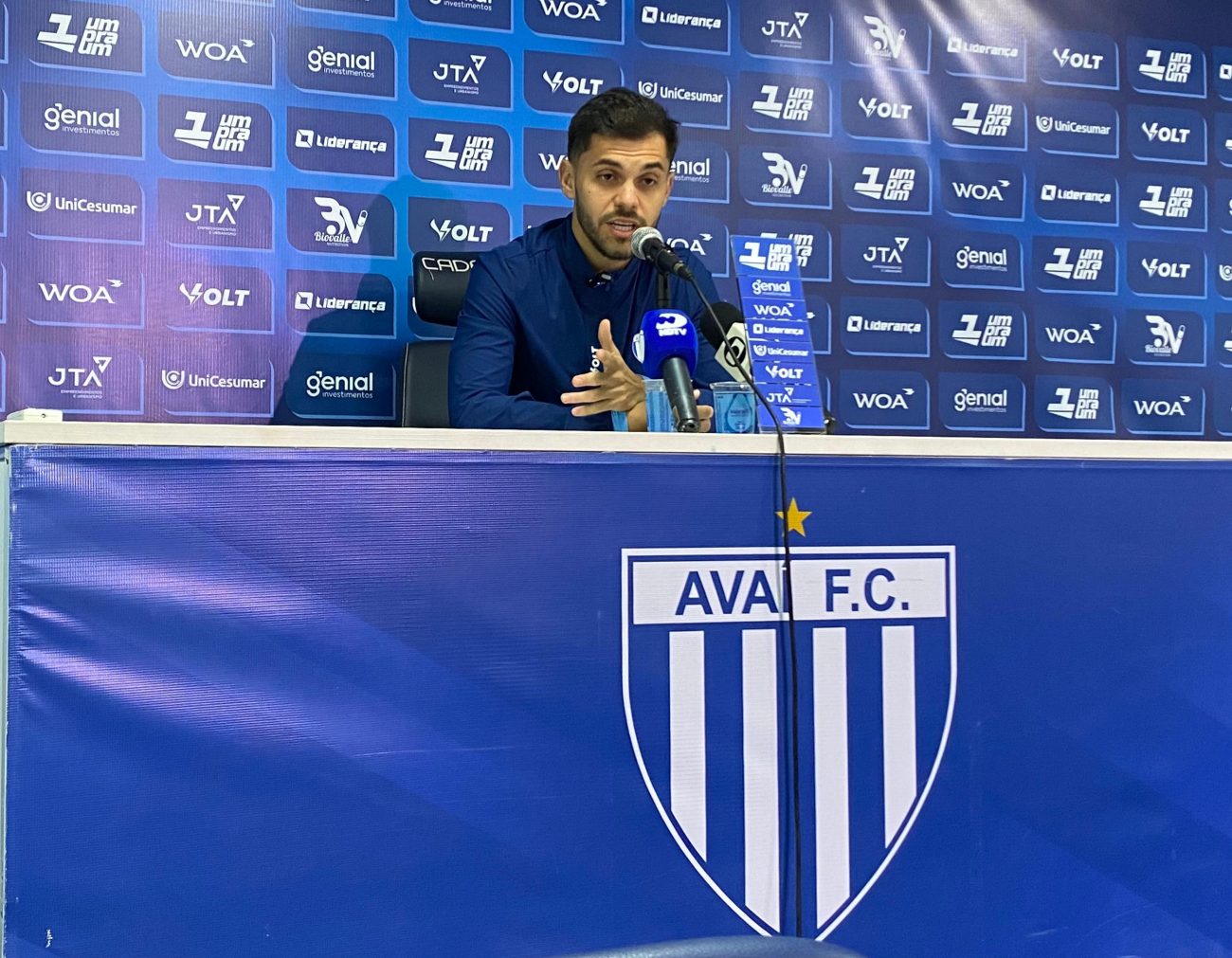 Meia Andrey, do Avaí, concedeu entrevista coletiva no estádio da Ressacada 