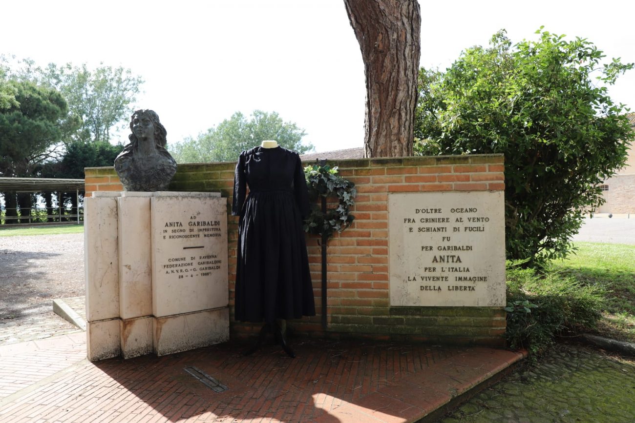 Manequim e reprodução do traje de Anita expostos na fazenda onde faleceu (Mandrioli, município de Ravena). Ela foi sepultada pela primeira vez bem próximo dali. - Divulgação/ND