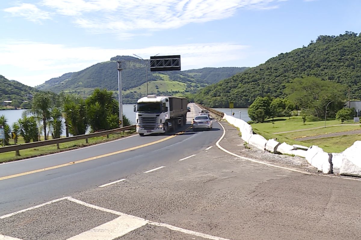 Construção da área de escape no trecho do Goio-Ên, na SC-480, em Chapecó, Oeste 