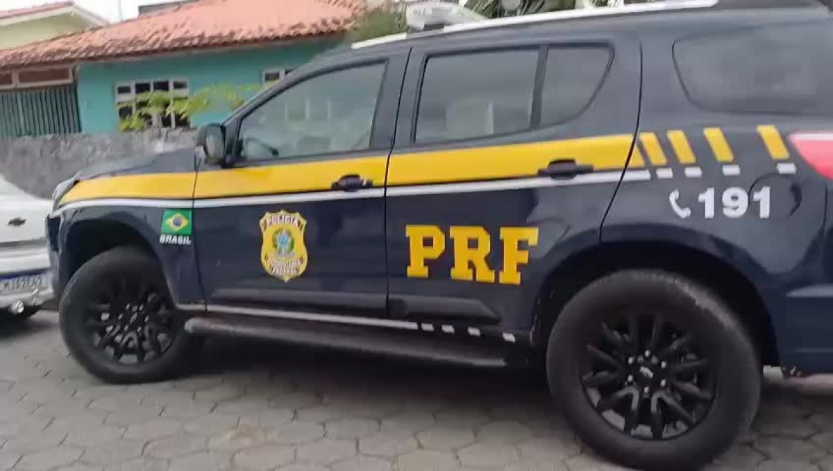 Policiais rodoviários solicitaram apoio da PM para interceptar carga de cigarros contrabandeados