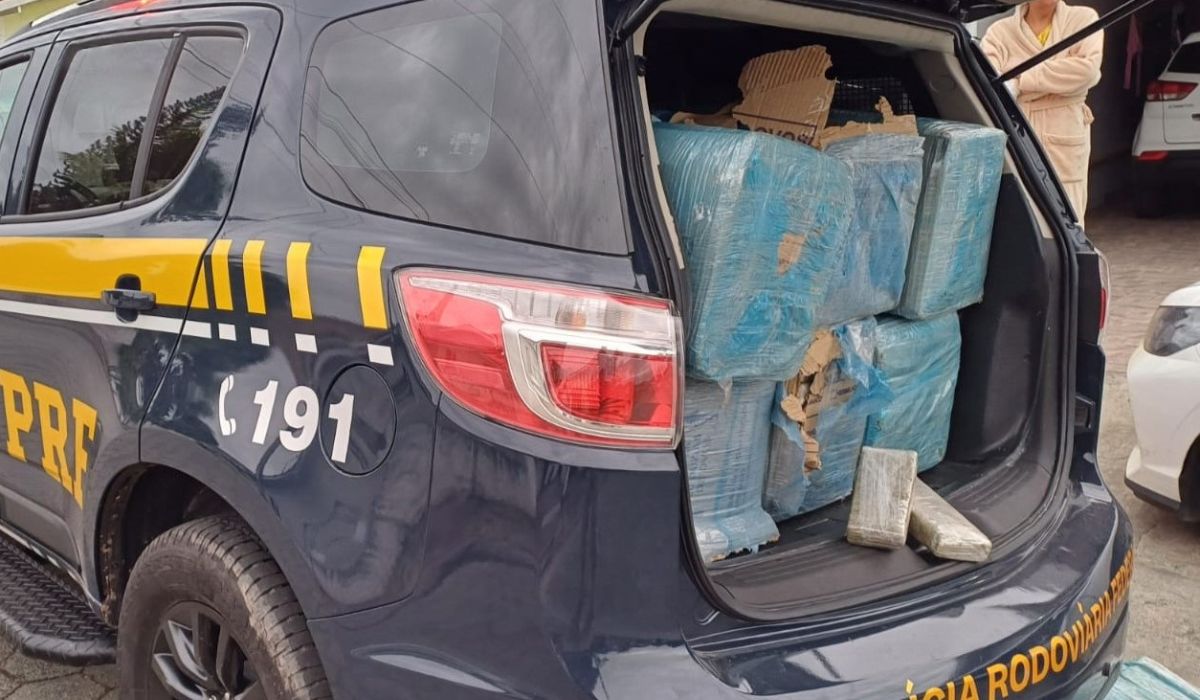 Ap&oacute;s persegui&ccedil;&atilde;o no Contorno Vi&aacute;rio, o suspeito abandonou o carro e tentou fugir a p&eacute;, mas foi capturado – Foto: Reprodu&ccedil;&atilde;o/PRF/ND