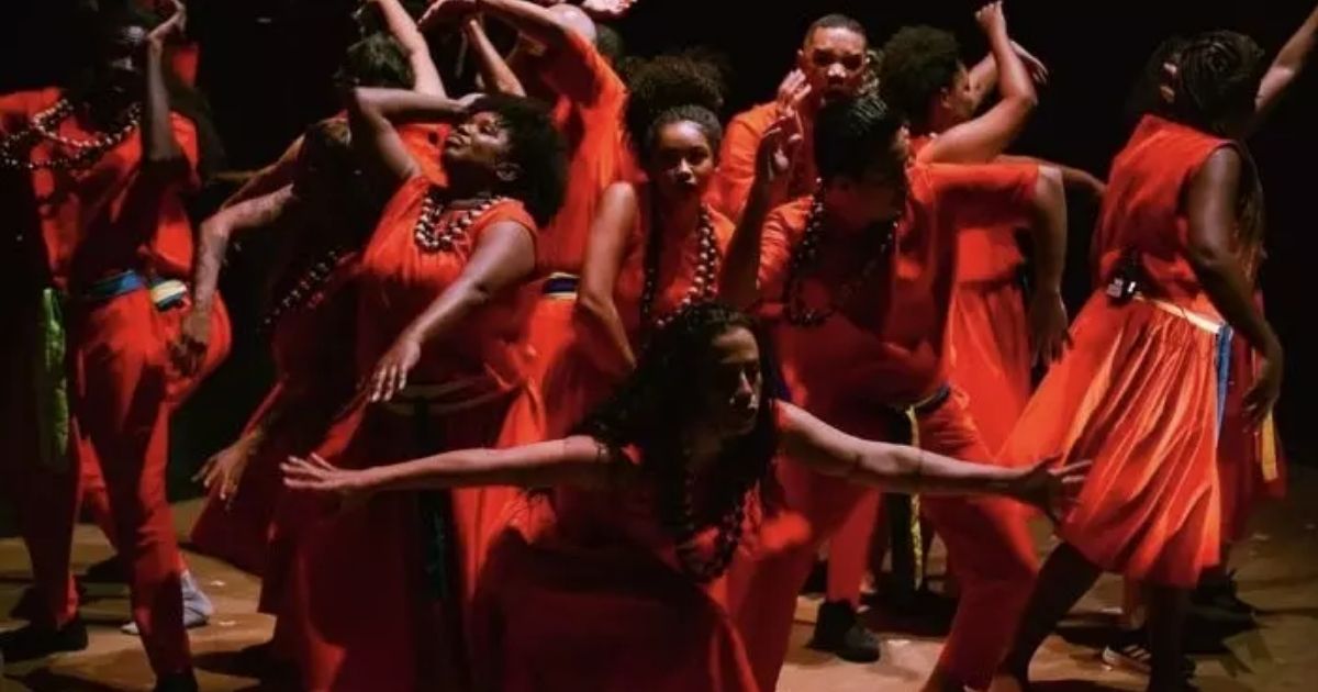 Imagem de e dançarinas se apresentando em uma das edições do festival, para fazer referência ao fato de que terá apresentações na cidade de Criciúma e em municípios vizinhos