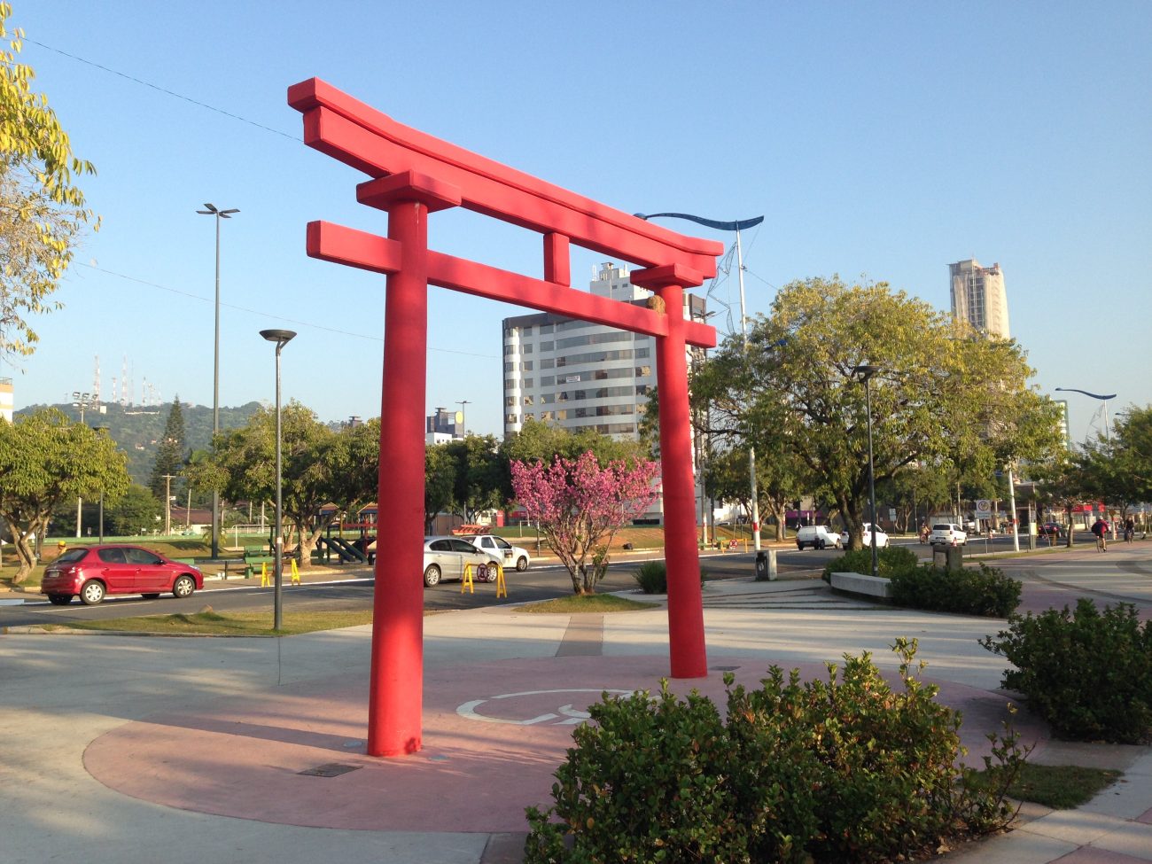 Foto mostra portal japonês em Itajaí