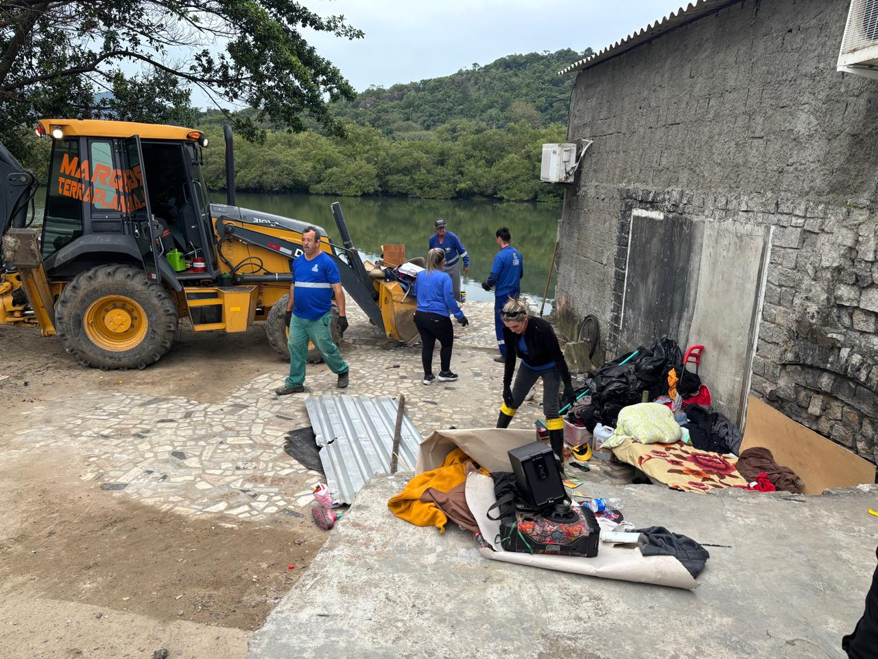 Foto mostra uma das áreas sendo desocupada