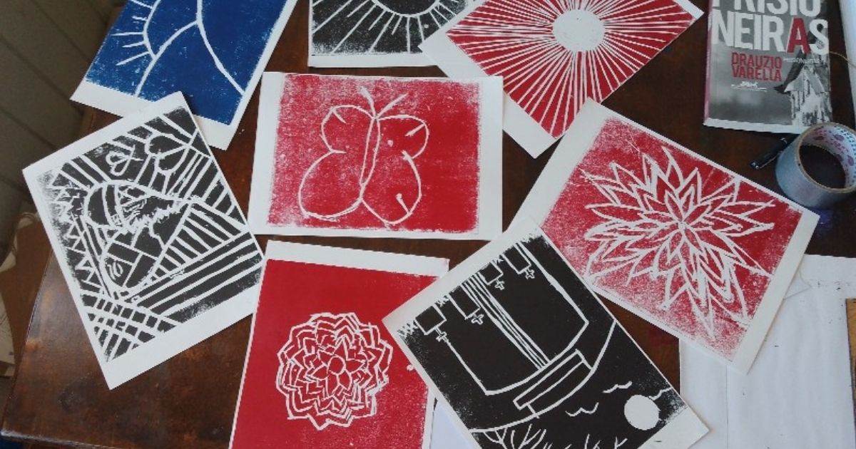 Imagem de várias obras de arte, para mostrar para os leitores os desenhos feios pelas mulheres presas