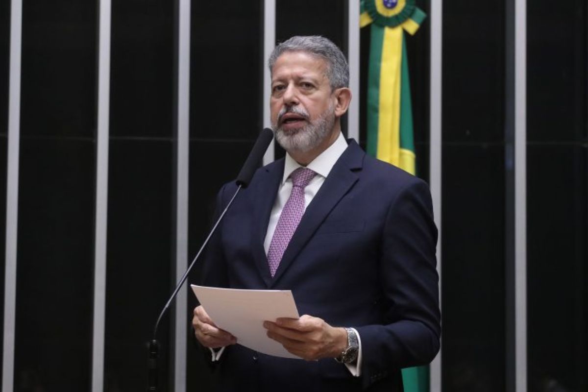 Arthur Lira adia discussão sobre isenção do IR devido ao mal-estar com o governo