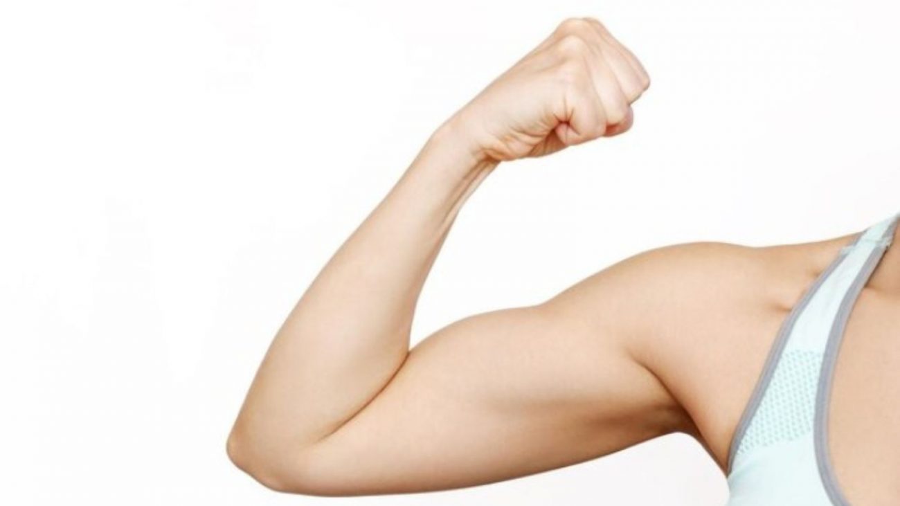 na foto aparece uma mulher que faz pilates e tira as asas de morcego