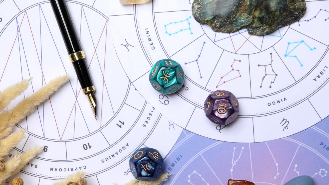 Imagem de mapa astral com runas e caneta por cima