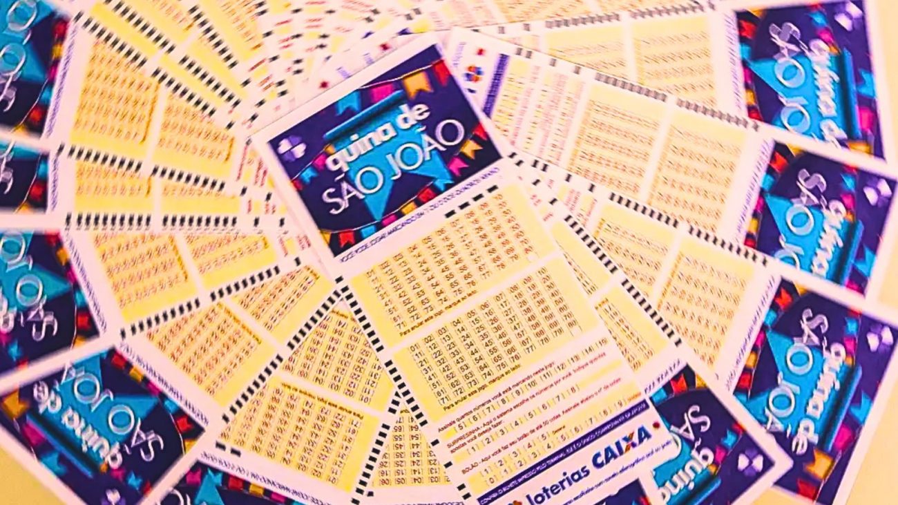 Imagem mostra vários cartões de loterias com os números para apostar na Quina de São João 2025.
