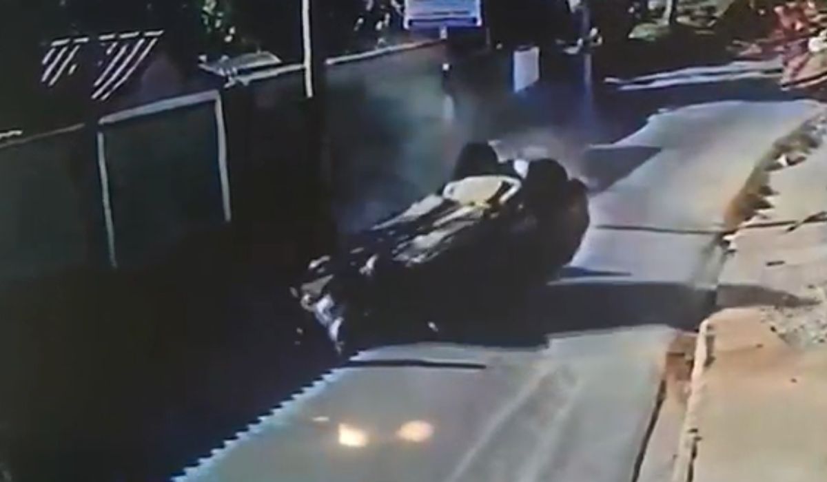 Carro de ponta cabeça após atropelamento de mãe e filho
