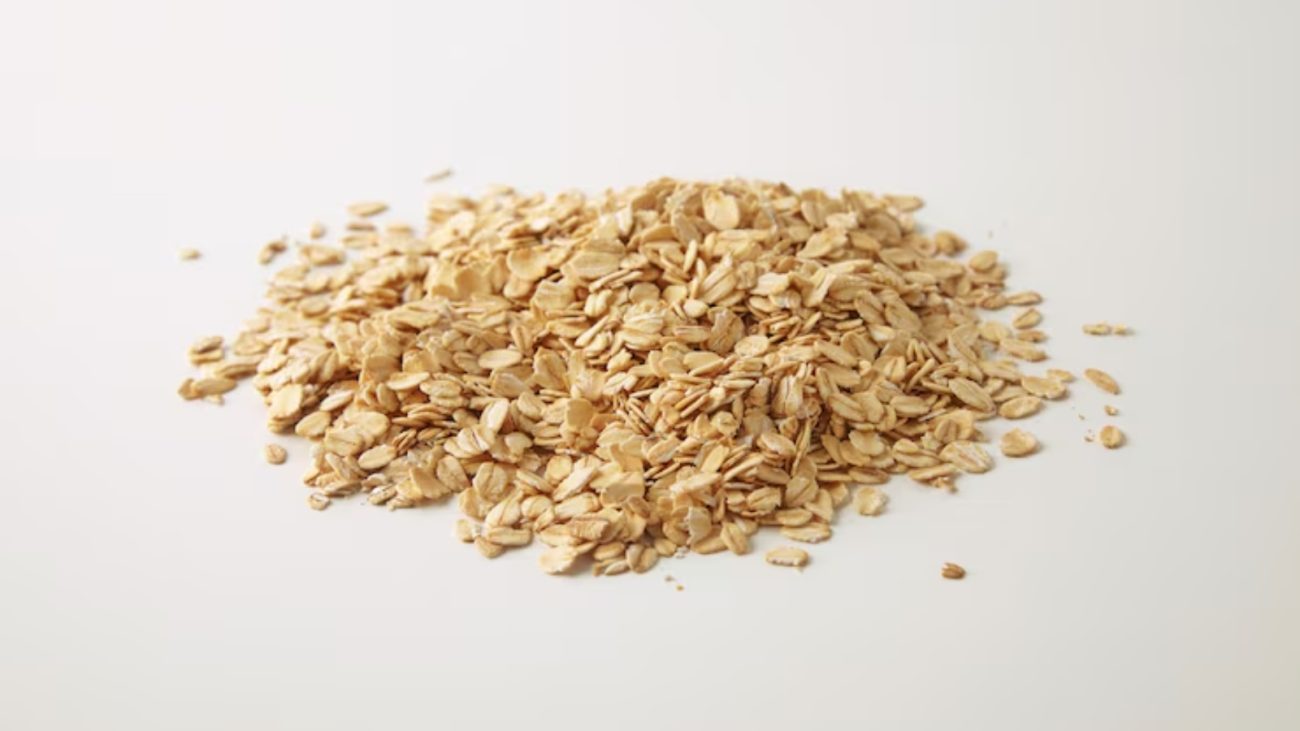 A aveia substitui a farinha branca e oferece fibras que ajudam na digestão e aumentam a saciedade. - Freepik/ND
