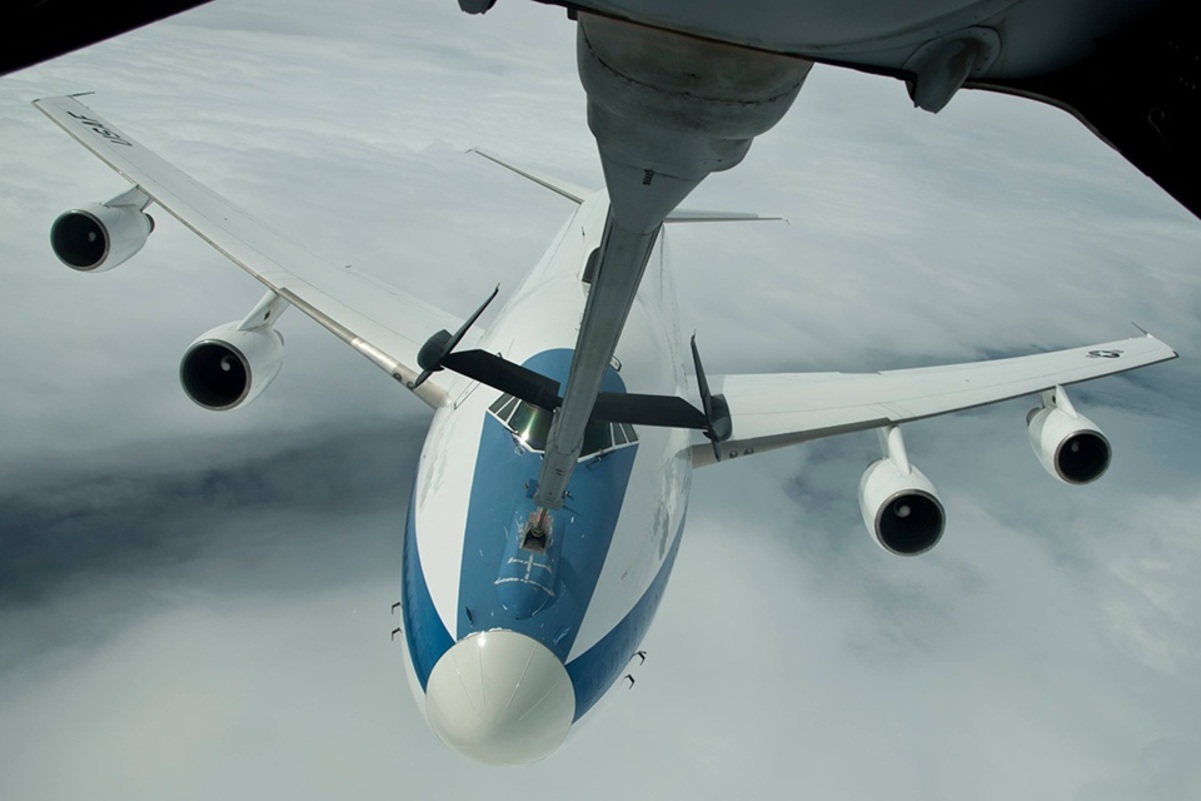 O E-4B tem capacidade de operar por 35 horas ininterruptas, ou até uma semana com reabastecimento aéreo - USA Air Force/Reprodução/ND
