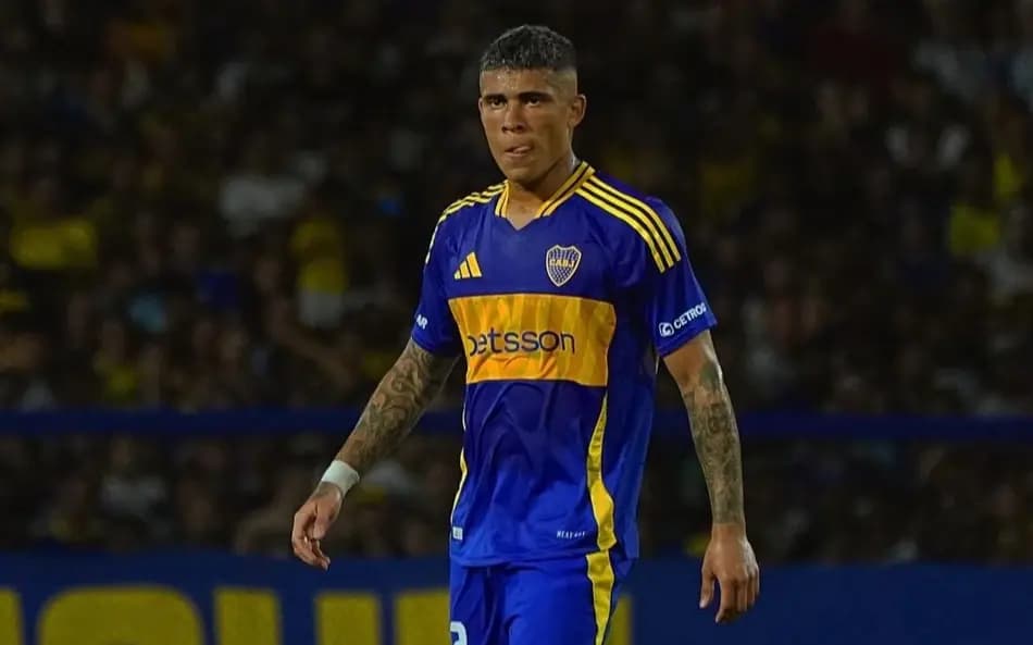 Ayrton Costa, que teve problemas com o visto, mas foi liberado para atuar pelo Boca Juniors na Copa do Mundo de Clubes da FIFA