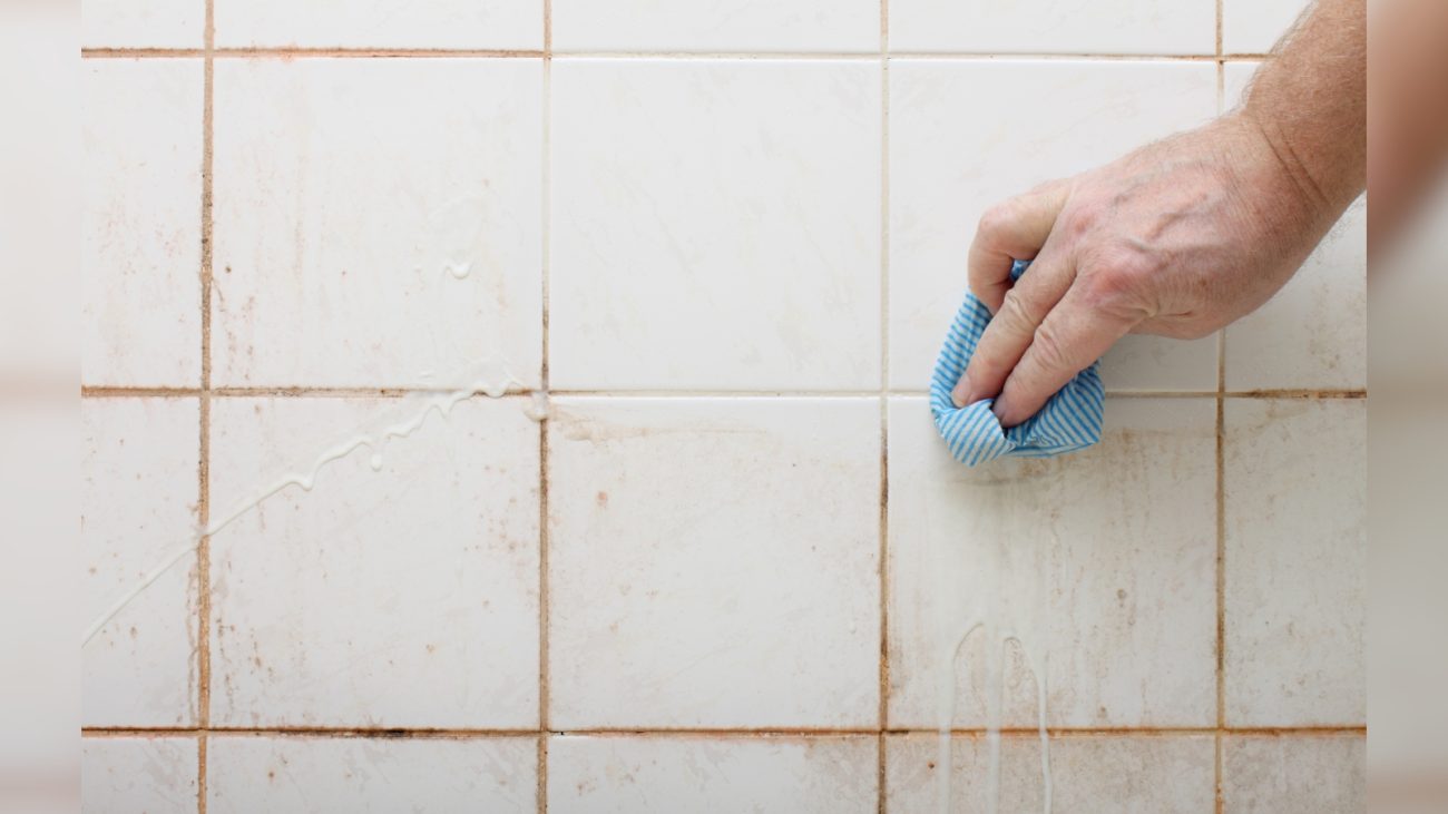 Bicarbonato de sódio com vinagre: a mistura clássica que remove sujeiras profundas, desencarde rejuntes e dissolve gordura acumulada sem esforço. - Canva/ND